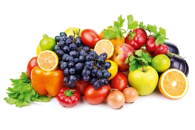 Viele verschiedene Obst- und Gemüsesorten auf einem Haufen.
